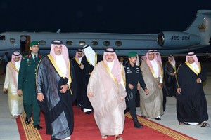 بتكليف من جلالة الملك... عبدالله بن حمد ينقل التعازي للقيادة السعودية بوفاة الأمير مشعل