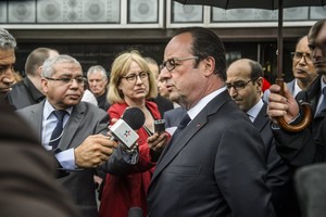 هولاند يهدد بـ 'الرد' عقب تعرض الحملة الانتخابية لماكرون لقرصنة إلكترونية