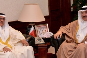 البحرين: وزير العمل يستعرض مع محافظ الشمالية مبادرات إدماج الباحثين عن عمل بالمنشآت 