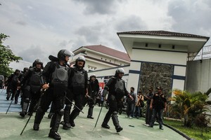 الشرطة الإندونيسية تواصل البحث عن سجناء فروا من سجن منذ يومين