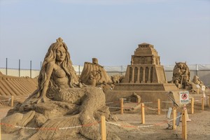 بالصور...تماثيل رملية تجسد عجائب الدنيا في أنطاليا التركية