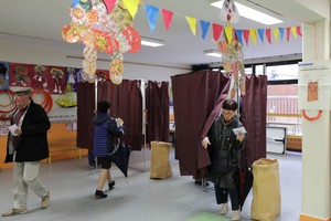 بالصور... وسائل إعلام بلجيكية: تقدم واضح لماكرون في انتخابات الرئاسة الفرنسية