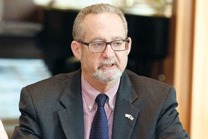 السفير الاميركي بالكويت: زيارة ترامب للسعودية ليست رسالة لطهران