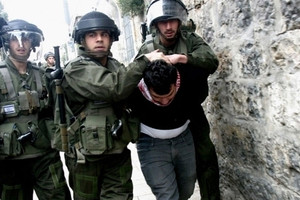 قوات إسرائيلية تعتقل 13 فلسطينياً من الضفة الغربية 