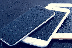 'أبل' تسجل براءة اختراع تمكن أجهزة الآيفون من إخراج المياه خلال مكبر الصوت