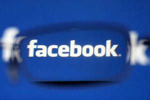 فيسبوك يحذر مستخدميه من نشر أخبار كاذبة قبل انتخابات بريطانيا