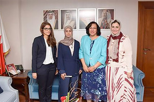 وزيرة الصحة تتسلم نسخة من رسائل الماجستير لثلاث موظفات بوزارة الصحة