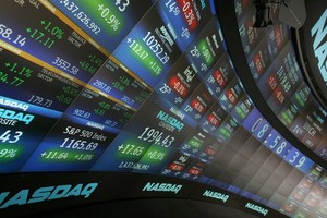 ستاندر آند بوزر يتراجع عن مستوى قياسي وأبل تتجاوز 800 مليار دولار