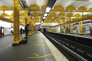 الشرطة تعيد فتح محطة للقطارات في باريس تدريجيا بعد إنذار أمني