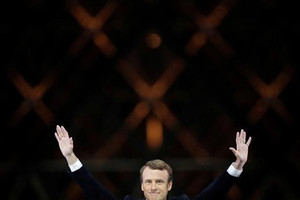 ماكرون الفائز بالرئاسة الفرنسية يواجه تحديات ضخمة وعاجلة