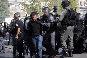 قوات إسرائيلية تعتقل 15 فلسطينياً من الضفة الغربية