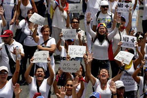 المعارضة الفنزويلية تندد بمقاضاة المتظاهرين في محاكم عسكرية