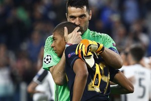 بالفيديو... إنجاز تاريخي للنجم القادم إلى الريال... وقبلة من بوفون