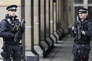 الشرطة: توجيه الاتهام لثلاث نساء من لندن بجرائم تتعلق بالإرهاب