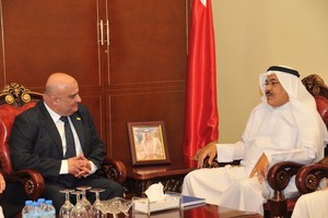 وفد بابكو يزور مركز الشيخ عيسى الثقافي