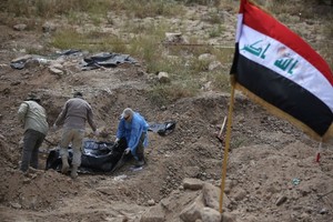 العثور على ثلاث مقابر جماعية لمدنيين وعسكريين غرب بغداد