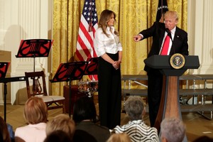 ترامب يصب الزيت على النار ويفرض على جيمس كومي الصمت