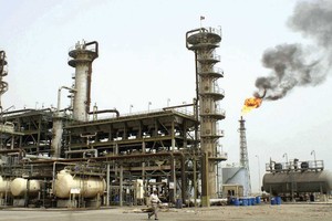 النفط يرتفع بفعل توقعات تمديد اتفاق خفض إنتاج أوبك