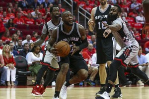 بالفيديو... الدوري الأميركي للمحترفين: سان أنطونيو يعود من هيوستن ببطاقته الى نهائي الغربية