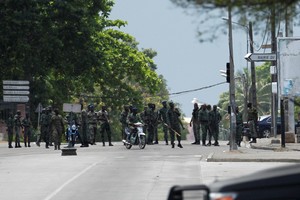 شاهد: جنود متمردون يطلقون النار على شخصين مع استمرار تمرد في ساحل العاج