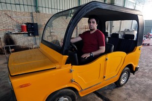 شاب مصري يتحدى الـ'توك توك' الهندي