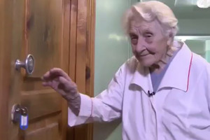 بالفيديو... طبيبة روسية تسعينية أجرت 10 آلاف عملية