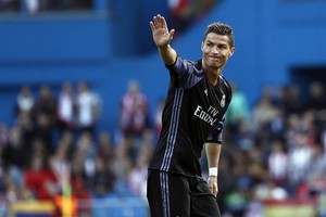 بالفيديو... راموس يحرِّض رونالدو على ضرب لاعب أتلتيكو مدريد بالكوع