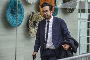 الرئيس الوسطي المنتخب ايمانويل ماكرون يتولى مهامه في فرنسا