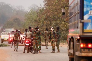 المتمردون في ساحل العاج يفتحون الطريق إلى ثاني أكبر مدن البلاد   
