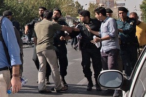 إيران: مقتل اثنين من قوى الأمن الداخلي جنوب غربي البلاد