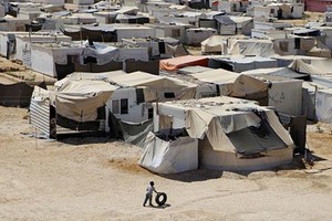 مقتل 6 في انفجار سيارتين ملغومتين بمخيم للنازحين في سورية