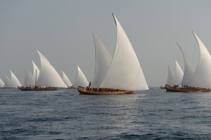 سباق سفن شراعية تقليدية في دبي يحاكي تاريخ البحث عن اللؤلؤ في الخليج 