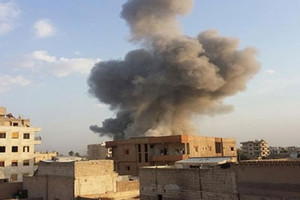 مصادر: مقتل وإصابة أكثر من 30 امرأة في ضربة جوية قرب الرقة السورية