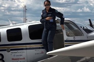 بالفيديو... قائدة طائرة أفغانية تبدأ رحلة منفردة حول العالم