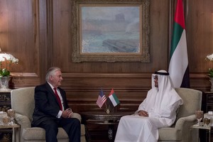 ولي عهد أبوظبي يلتقي وزير الخارجية الاميركي وأعضاء من مجلس النواب والشيوخ الأميركي