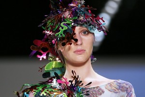 بالصور: أسبوع الموضة الأسترالي... أزياء غريبة وقصّات خارجة عن المألوف