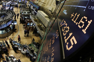 وول ستريت تفتح على انخفاض حاد وسط توتر سياسي