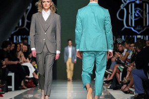 'أسبوع الموضة العربي' في دبي يوحد أزياء الجنسين