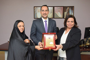 مواطنة تُكرم الساعاتي بعد نجاح عملية دقيقة ومعقدة أجراها لها في البنكرياس عن طريق المنظار الجراحي المتقدم