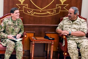 القائد العام لقوة دفاع البحرين يستقبل قائد القوات المركزية الأميركية 