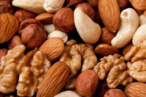 دراسة: تناول المكسرات ربما يقلل خطر عودة سرطان القولون