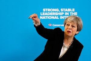 رئيسة وزراء بريطانيا تطلب من الناخبين تفويضاً واضحاً لإدارة بريكست