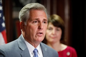 واشنطن بوست: مكارثي مزح قائلاً إن ترامب ربما يتلقى أموالاً من بوتين