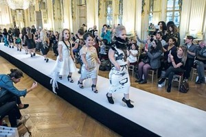 عرض أزياء الأقزام العالمي يقام اليوم في دبي