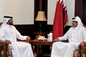 ناصر بن حمد يلتقي أمير قطر وينقل له تحيات عاهل البلاد