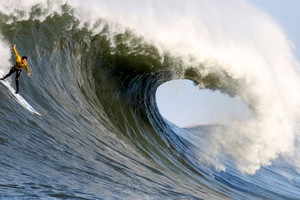 شيخ أسترالي يتواصل مع مسلمي بلاده بـ 'زلاجة أمواج'