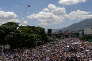 المعارضة: أكثر من 160 ألف متظاهر ضد مادورو في كراكاس