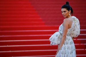 شاهد: أجمل فساتين النجمات في مهرجان كان خلال خمسة أيام