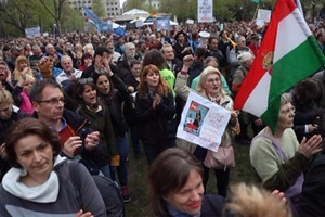 عشرة الاف شخص يتظاهرون في المجر احتجاجا على سياسة أوربان
