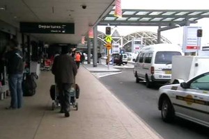 خلل في نظام فحص جوازات السفر يتسبب في تكدس الركاب بمطارات استراليا